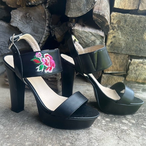Chunky Heels Forever embroidered flower black heels. Sz-7. Os - Picture 2 of 7